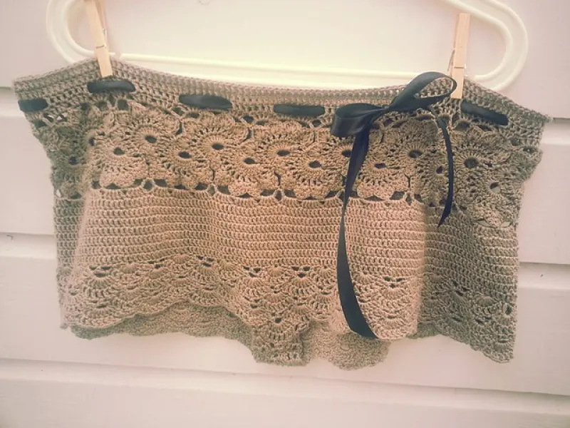 Lacy crochet shorts with floral openwork pattern