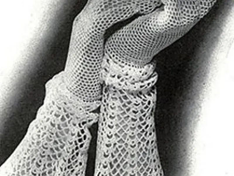 Crochet gloves with a lace cuff at the wrist