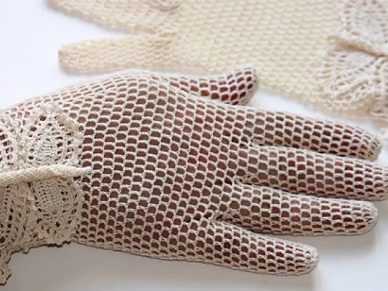 Crochet lace hat and gloves set in white thread