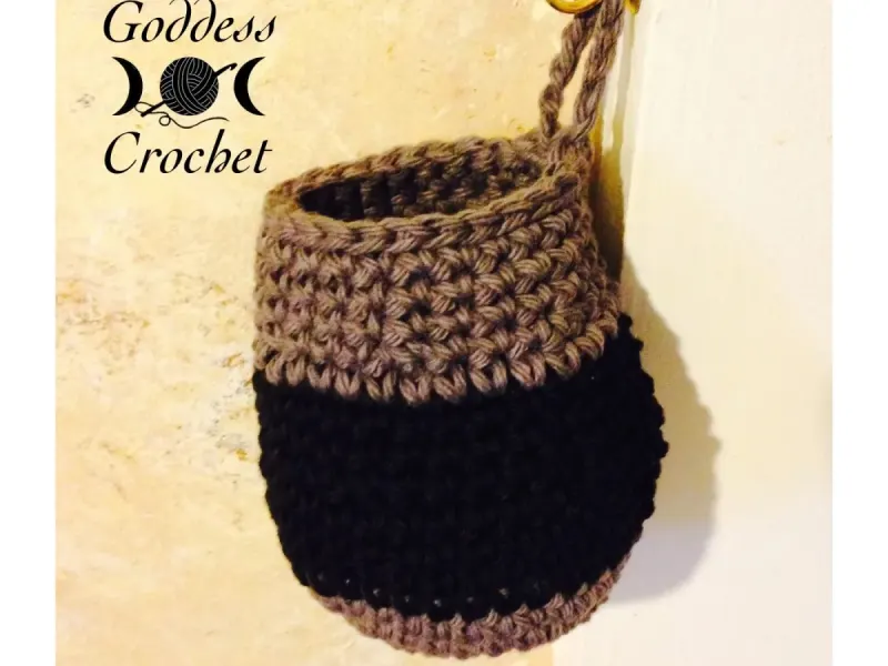 Small crochet hanging baskets in worsted yarn