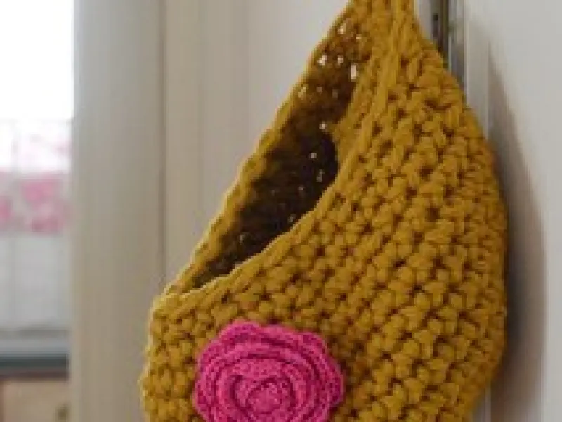 Sturdy crochet basket with handles in worsted yarn
